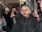Lady Gaga provoca il delirio facendo shopping a Milano