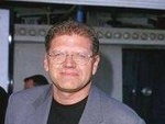 Robert Zemeckis produce Come sopravvivere all'attacco di una nano da giardino