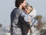Gossip, Sharon Stone pizzicata in spiaggia col suo Toy Boy